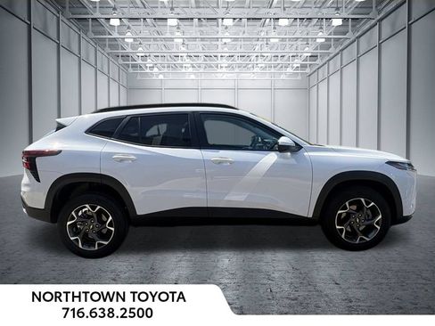 Used 2025 Chevrolet Trax LT FWD image 5