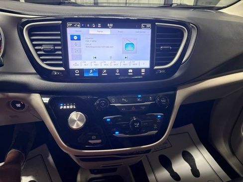 Used 2024 Chrysler Pacifica Touring-L FWD image 8