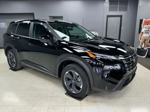 Used 2025 Nissan Rogue SV image 2