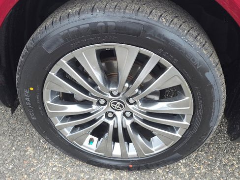 Used 2021 Toyota Venza Limited image 26