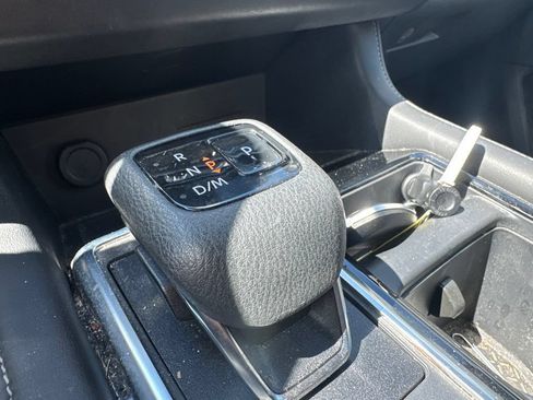 Used 2023 Nissan Pathfinder SL AWD/4WD image 18
