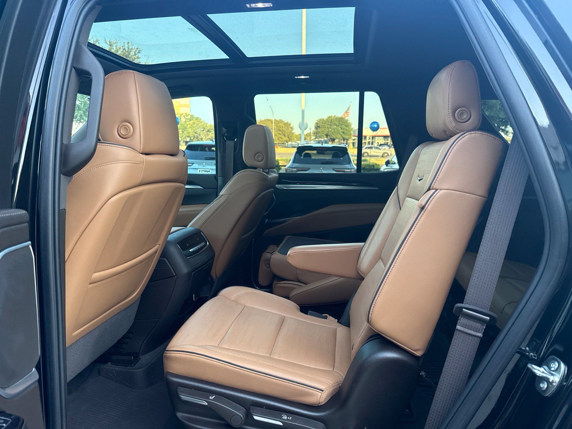 Used 2025 Cadillac Escalade Premium Luxury w/ LPO, Floor Liner Package AWD/4WD image 5