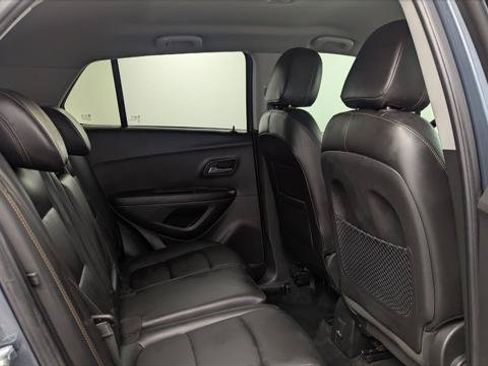 Used 2021 Chevrolet Trax LT w/ Premium Seat Package FWD image 18