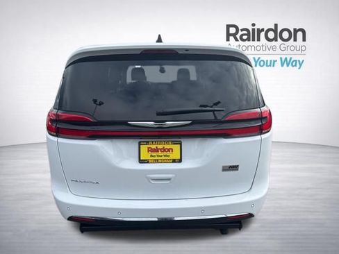 Used 2024 Chrysler Pacifica Touring FWD image 6
