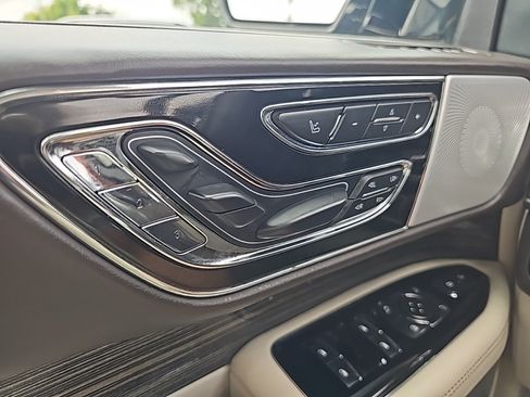 Used 2020 Lincoln Navigator Black Label w/ Cargo Convenience Package AWD/4WD image 20