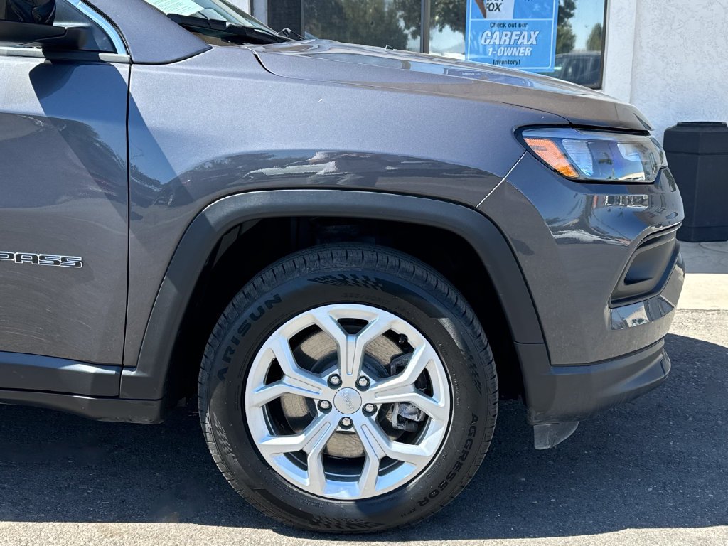 Used 2024 Jeep Compass Latitude AWD/4WD image 2