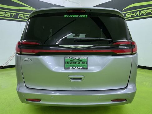 Used 2021 Chrysler Pacifica Touring-L image 8