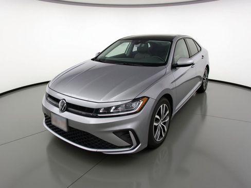 Used 2025 Volkswagen Jetta SE image 3