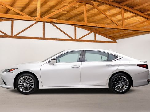 Used 2024 Lexus ES 300h w/ Luxury Package FWD image 2