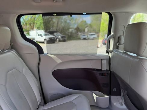 Used 2020 Chrysler Pacifica Touring-L FWD image 11