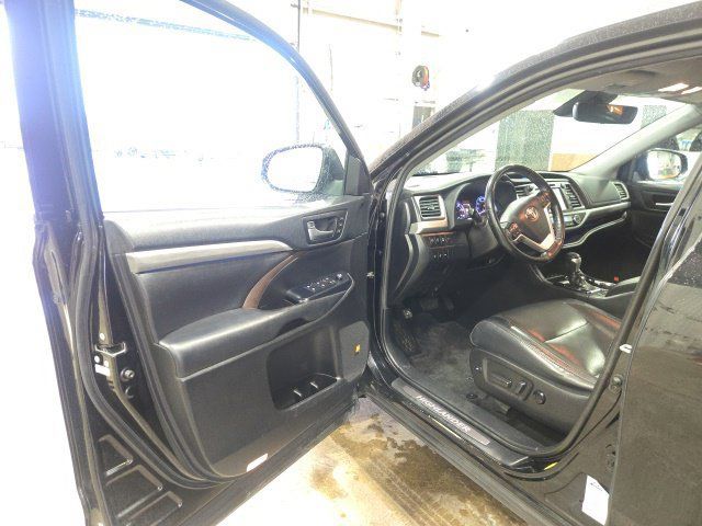 Used 2019 Toyota Highlander Limited Platinum AWD/4WD image 18