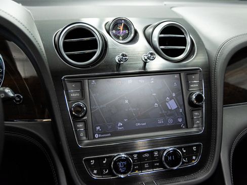 Used 2020 Bentley Bentayga AWD/4WD image 32