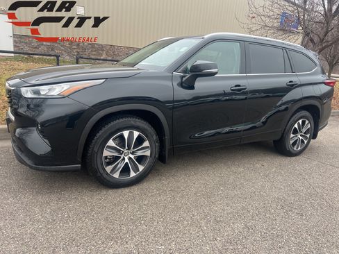 Used 2020 Toyota Highlander XLE image 1