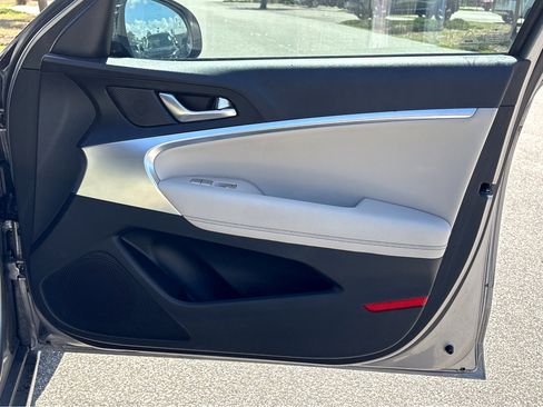 Used 2021 Genesis G70 2.0T image 11