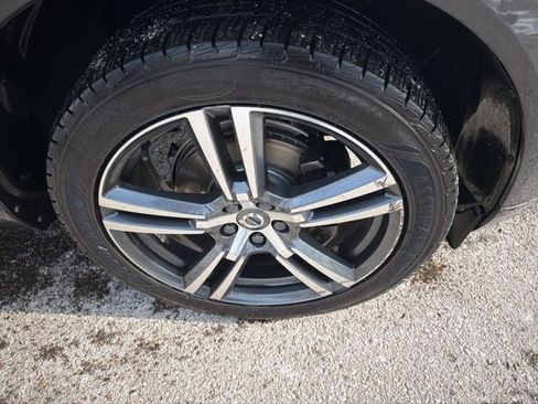 Used 2019 Volvo XC60 T5 Momentum w/ Multimedia Package image 4