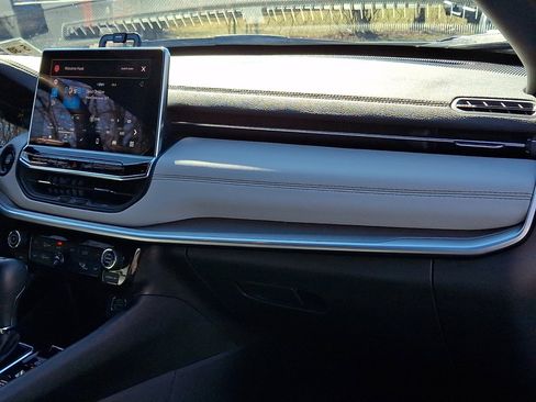 Used 2025 Jeep Compass Limited image 12