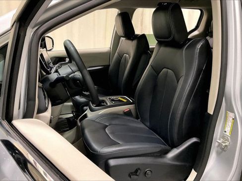 Used 2024 Chrysler Pacifica Touring-L FWD image 25
