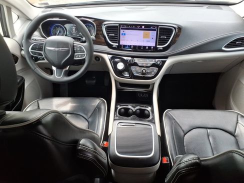 Used 2023 Chrysler Pacifica Limited FWD image 21