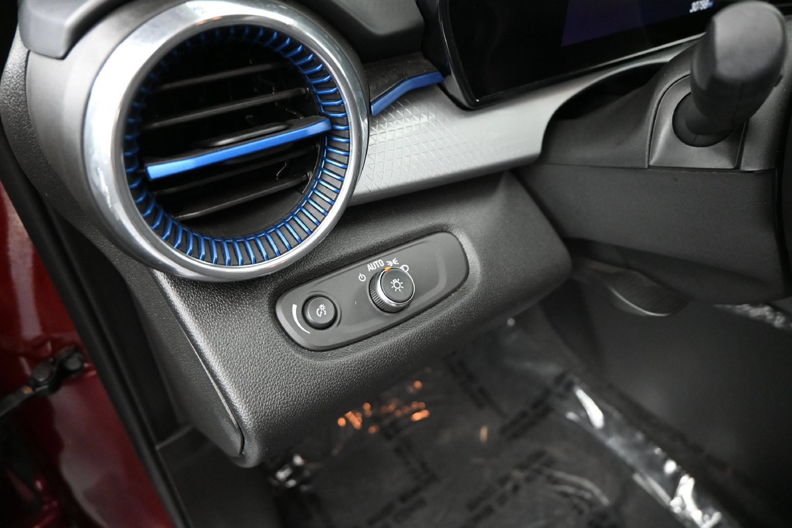 Used 2025 Chevrolet Trax LT FWD image 7