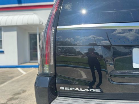 Used 2019 Cadillac Escalade ESV Luxury AWD/4WD image 30
