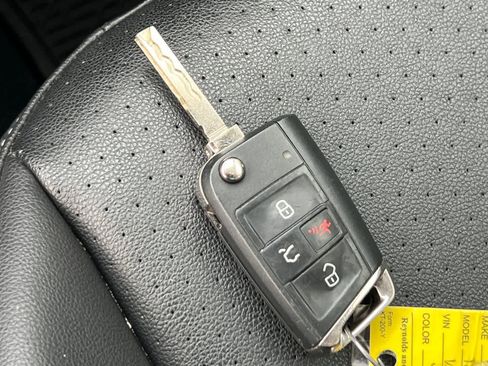 Used 2021 Volkswagen Tiguan SE w/ Panoramic Sunroof Package image 28