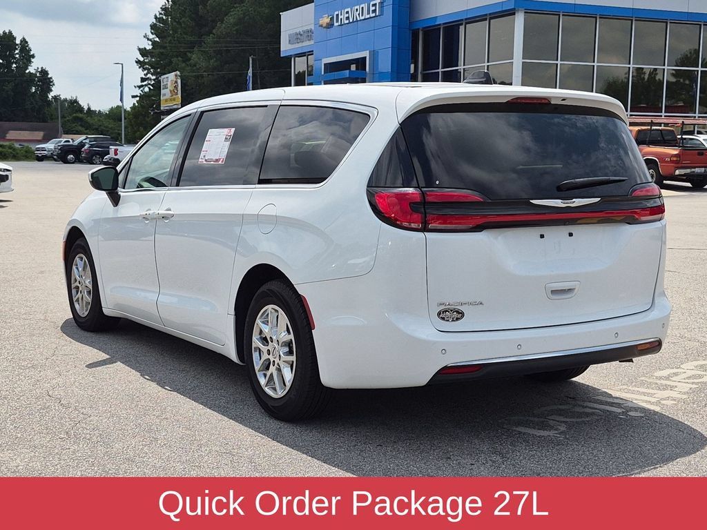 Used 2023 Chrysler Pacifica Touring-L FWD image 6