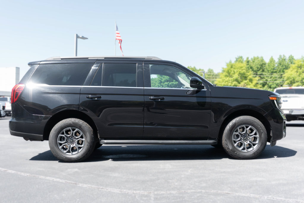 Used 2025 Ford Expedition Active RWD image 13