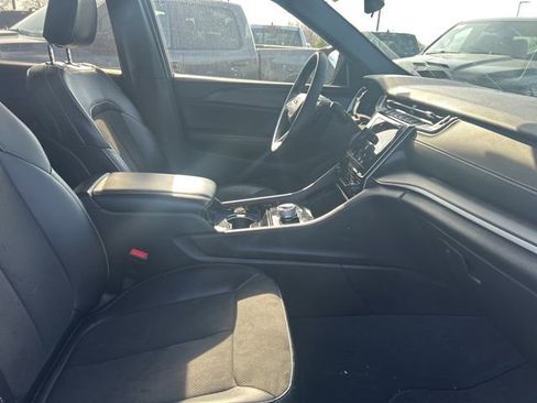 Used 2023 Jeep Grand Cherokee Altitude AWD/4WD image 7