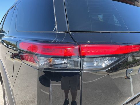 Used 2024 Nissan Pathfinder SL w/ Black Appearance Package image 7