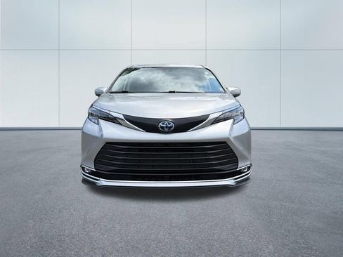 Used 2024 Toyota Sienna XLE AWD/4WD image 3