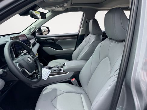 New 2026 Toyota Highlander Limited image 9