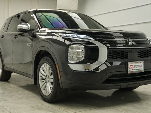 Used 2025 Mitsubishi Outlander ES image 2