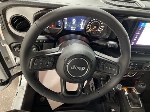 Used 2025 Jeep Gladiator Sport image 17