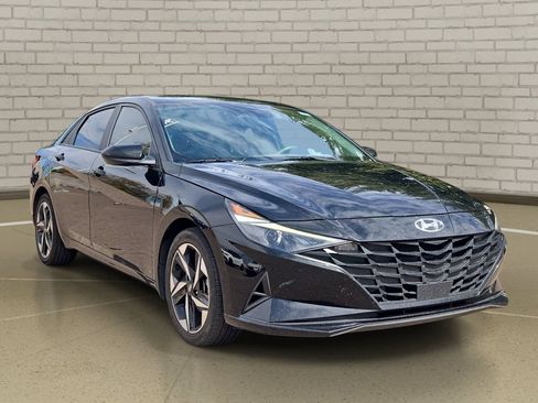 Used 2023 Hyundai Elantra SEL w/ Convenience Package FWD image 3