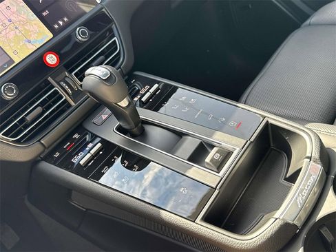 Used 2025 Porsche Macan image 24