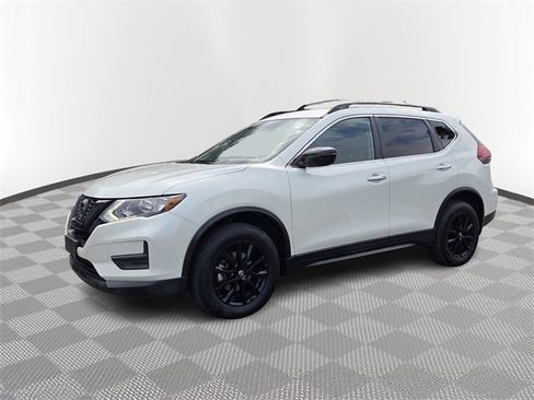 Used 2018 Nissan Rogue SV image 2