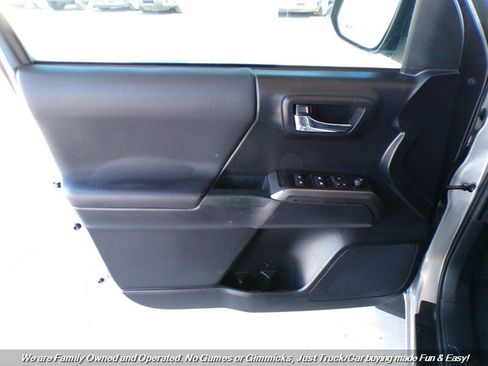 Used 2020 Toyota Tacoma TRD Off-Road image 12