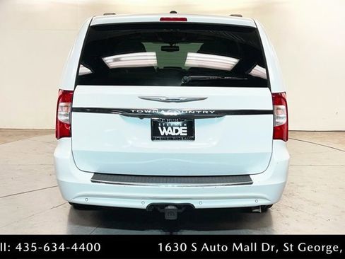 Used 2016 Chrysler Town & Country Touring-L FWD image 4