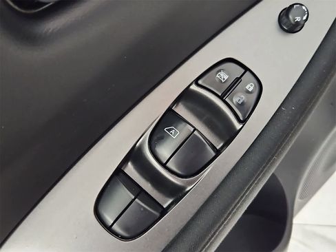 Used 2022 Nissan Leaf S image 17