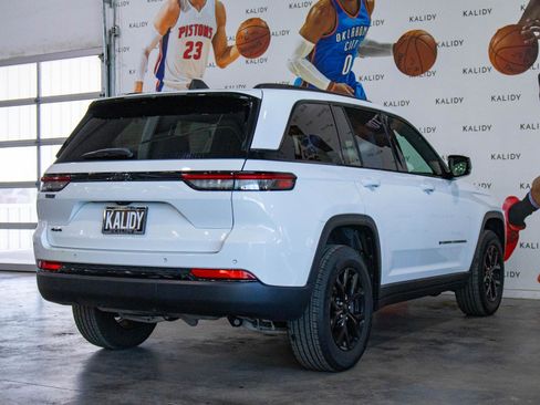 Used 2025 Jeep Grand Cherokee Altitude AWD/4WD image 25