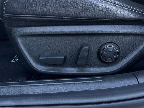 Used 2025 Genesis G70 2.5T image 11