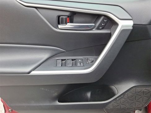 Used 2022 Toyota RAV4 XLE Premium image 15
