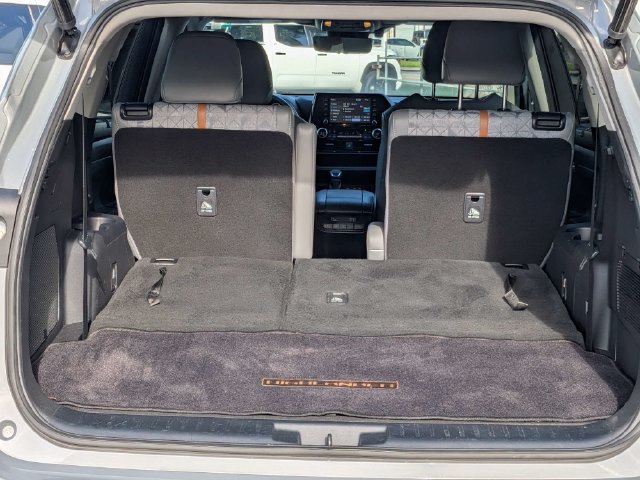 Used 2022 Toyota Highlander Bronze Edition FWD image 12