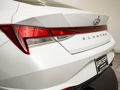 Used 2021 Hyundai Elantra SE FWD image 18