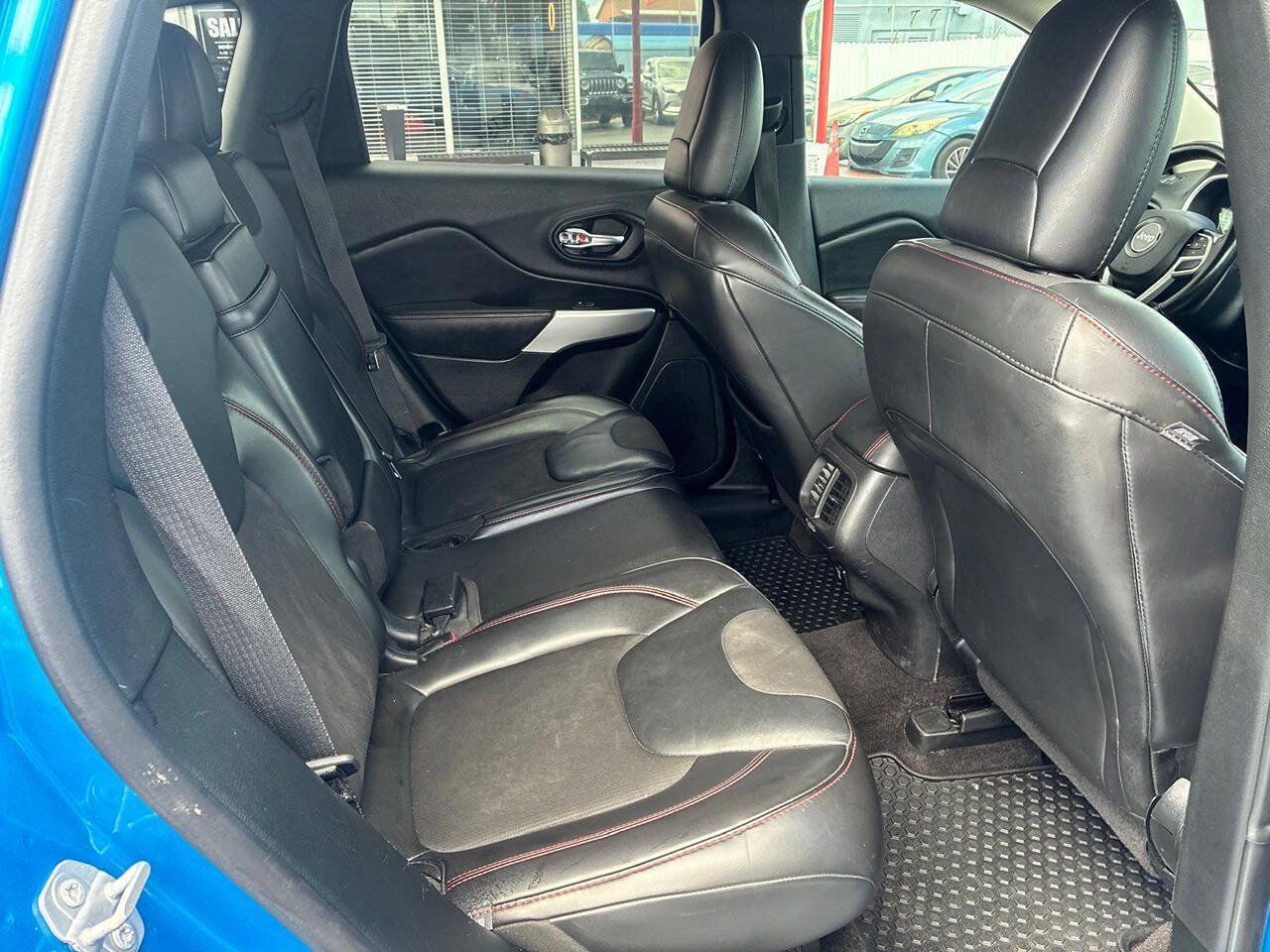 Used 2018 Jeep Cherokee Trailhawk AWD/4WD image 13