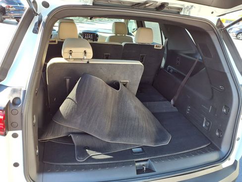Used 2023 Chevrolet Traverse LS FWD image 24