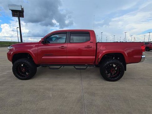 Used 2017 Toyota Tacoma SR5 w/ Tow Package AWD/4WD image 8