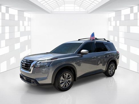 Certified 2025 Nissan Pathfinder SV w/ SV Premium Package FWD image 3