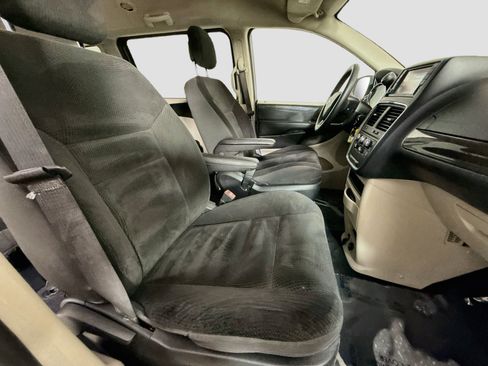 Used 2019 Dodge Grand Caravan SE FWD image 27