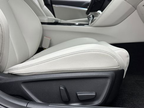 Used 2025 Genesis G70 2.5T image 35